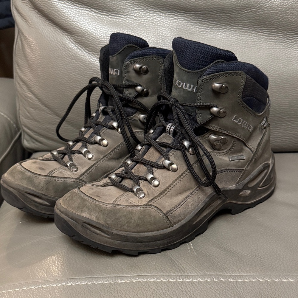 Lowa Women’s Renegade GTX Gray and Blue Hiking Boots size 9